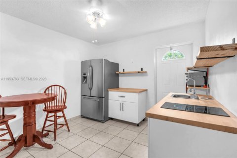 Casa en venta en Miami, Florida, 3 dormitorios, 150.32 m2 № 2008032 - foto 19