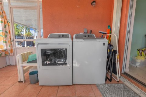 Casa en venta en Miami, Florida, 3 dormitorios, 150.32 m2 № 2008032 - foto 27