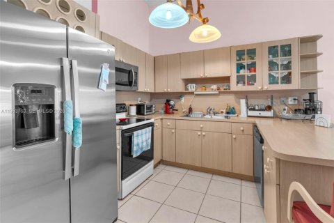 Casa en venta en Miami, Florida, 3 dormitorios, 150.32 m2 № 2008032 - foto 9