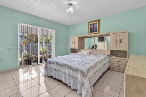Casa en venta en Miami, Florida, 3 dormitorios, 150.32 m2 № 2008032 - foto 12