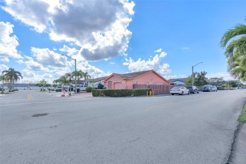 Casa en venta en Miami, Florida, 3 dormitorios, 150.32 m2 № 2008032 - foto 30