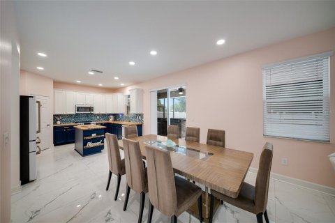 House in Bradenton, Florida 5 bedrooms, 276.38 sq.m. № 2095769 - photo 27