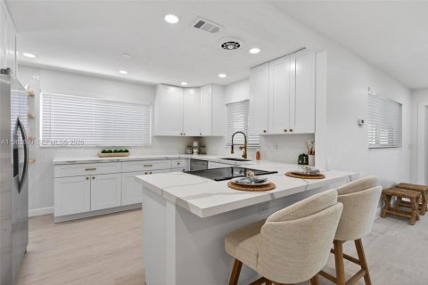 House in Oakland Park, Florida 2 bedrooms, 108.7 sq.m. № 2050704 - photo 16