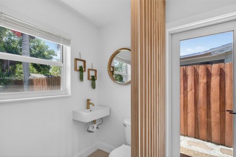 House in Oakland Park, Florida 2 bedrooms, 108.7 sq.m. № 2050704 - photo 14