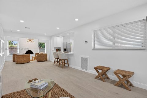 House in Oakland Park, Florida 2 bedrooms, 108.7 sq.m. № 2050704 - photo 5