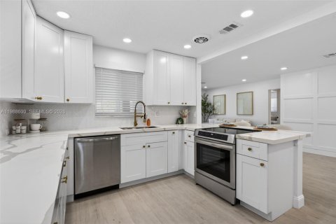 House in Oakland Park, Florida 2 bedrooms, 108.7 sq.m. № 2050704 - photo 18