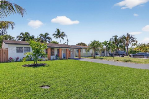 House in Oakland Park, Florida 2 bedrooms, 108.7 sq.m. № 2050704 - photo 2