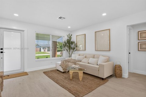 House in Oakland Park, Florida 2 bedrooms, 108.7 sq.m. № 2050704 - photo 7