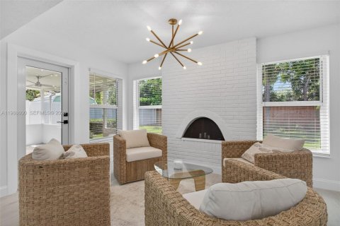 House in Oakland Park, Florida 2 bedrooms, 108.7 sq.m. № 2050704 - photo 11