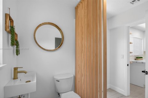 House in Oakland Park, Florida 2 bedrooms, 108.7 sq.m. № 2050704 - photo 15