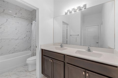 Townhouse in Miami, Florida 3 bedrooms, 145.3 sq.m. № 2066447 - photo 12