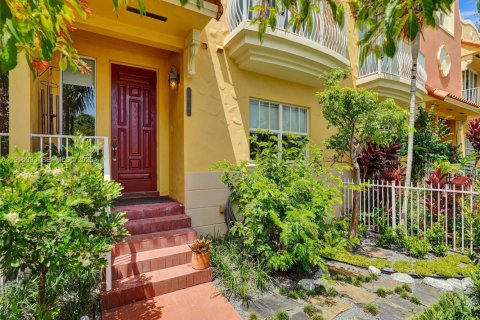 Townhouse in Hollywood, Florida 3 bedrooms, 214.14 sq.m. № 1988451 - photo 2