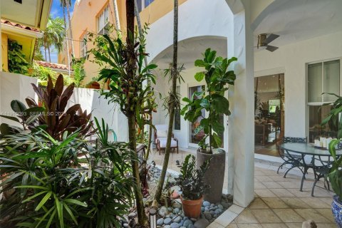 Townhouse in Hollywood, Florida 3 bedrooms, 214.14 sq.m. № 1988451 - photo 17