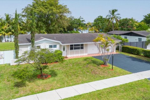 House in Miami, Florida 3 bedrooms, 159.14 sq.m. № 1830948 - photo 8
