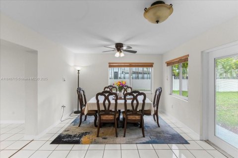 House in Miami, Florida 3 bedrooms, 159.14 sq.m. № 1830948 - photo 11