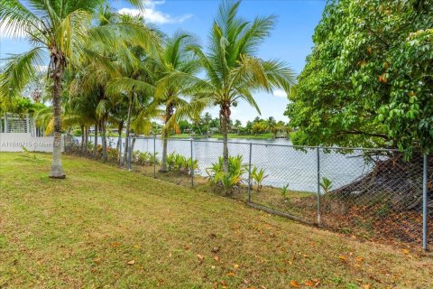 House in Miami, Florida 3 bedrooms, 159.14 sq.m. № 1830948 - photo 4
