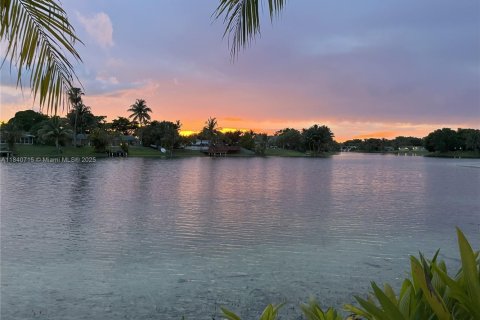 House in Miami, Florida 3 bedrooms, 159.14 sq.m. № 1830948 - photo 1