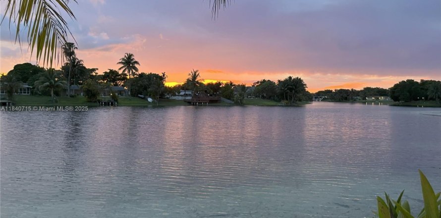 House in Miami, Florida 3 bedrooms, 159.14 sq.m. № 1830948