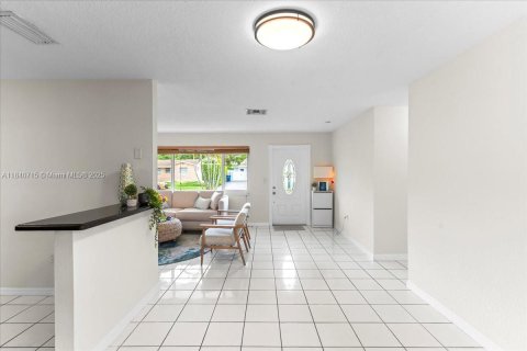 House in Miami, Florida 3 bedrooms, 159.14 sq.m. № 1830948 - photo 30