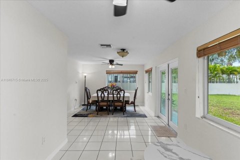 House in Miami, Florida 3 bedrooms, 159.14 sq.m. № 1830948 - photo 19