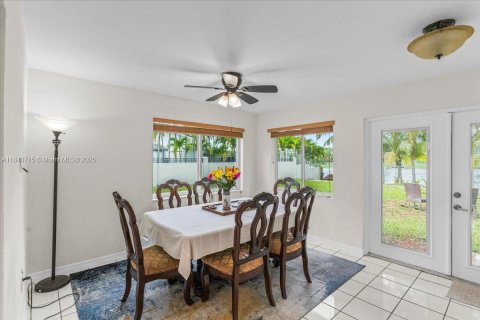 House in Miami, Florida 3 bedrooms, 159.14 sq.m. № 1830948 - photo 26