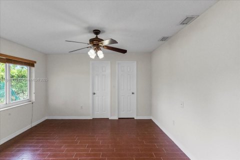 House in Miami, Florida 3 bedrooms, 159.14 sq.m. № 1830948 - photo 13