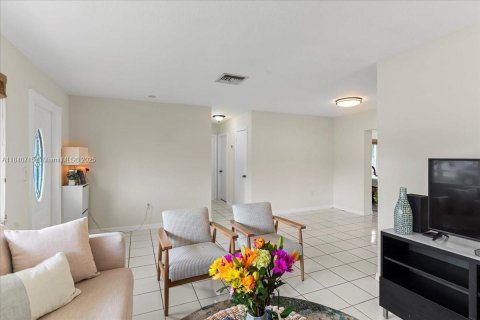 House in Miami, Florida 3 bedrooms, 159.14 sq.m. № 1830948 - photo 6