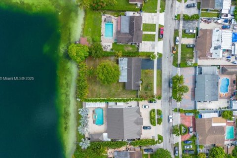 House in Miami, Florida 3 bedrooms, 159.14 sq.m. № 1830948 - photo 29