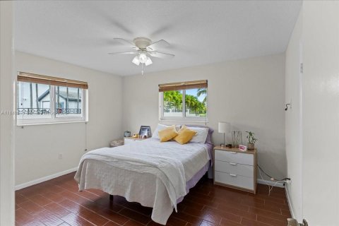 House in Miami, Florida 3 bedrooms, 159.14 sq.m. № 1830948 - photo 9