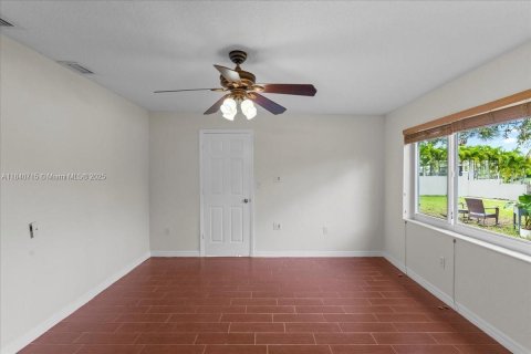 House in Miami, Florida 3 bedrooms, 159.14 sq.m. № 1830948 - photo 15