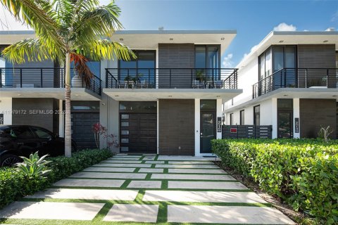 Townhouse in Fort Lauderdale, Florida 3 bedrooms, 195.65 sq.m. № 2043087 - photo 2