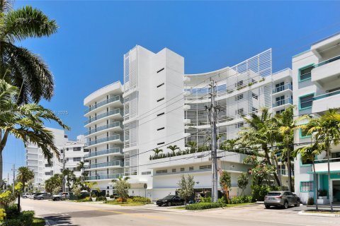 Condo in Bay Harbor Islands, Florida, 2 bedrooms  № 1774306 - photo 1