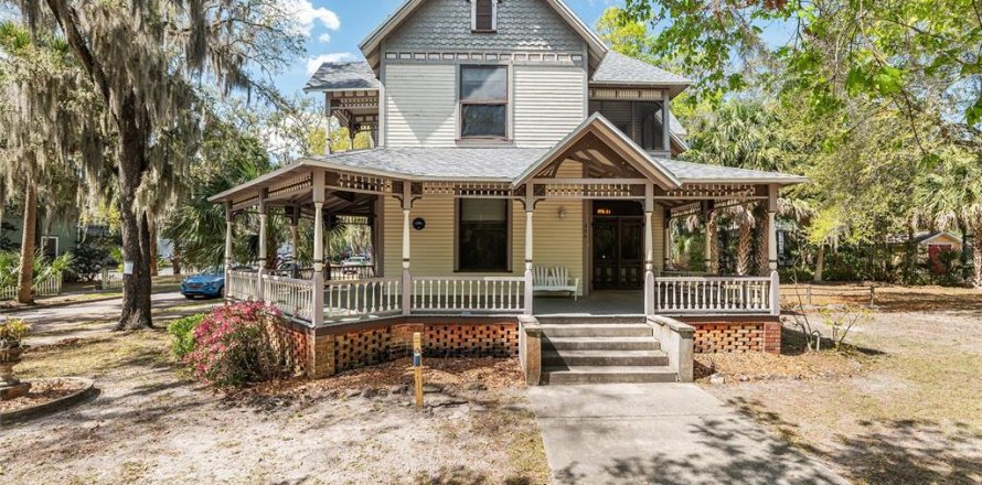 House in Gainesville, Florida 3 bedrooms, 265.14 sq.m. № 2122706