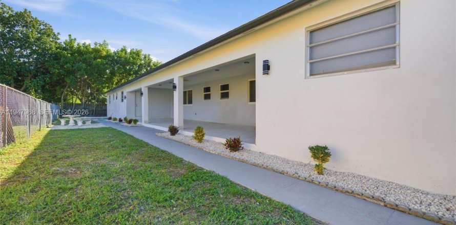 Commercial property in Hollywood, Florida 320.51 sq.m. № 2004046