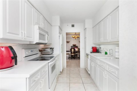 Condo in Sunny Isles Beach, Florida, 2 bedrooms № 2076724 - photo 22
