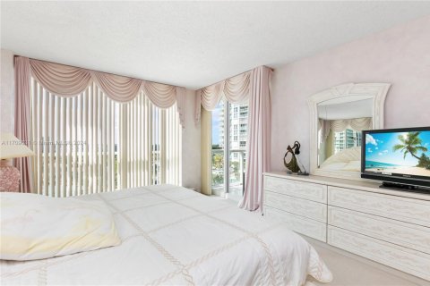 Condo in Sunny Isles Beach, Florida, 2 bedrooms № 2076724 - photo 25