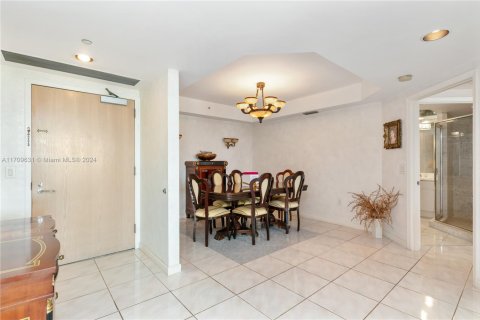Condo in Sunny Isles Beach, Florida, 2 bedrooms № 2076724 - photo 16