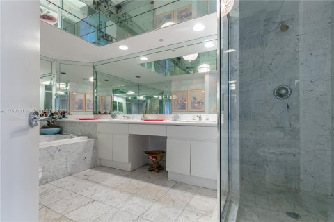 Condo in Sunny Isles Beach, Florida, 2 bedrooms № 2076724 - photo 27