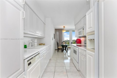 Condo in Sunny Isles Beach, Florida, 2 bedrooms № 2076724 - photo 19