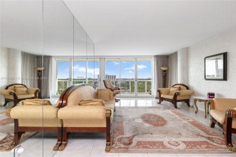 Condo in Sunny Isles Beach, Florida, 2 bedrooms № 2076724 - photo 11