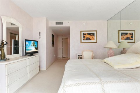 Condo in Sunny Isles Beach, Florida, 2 bedrooms № 2076724 - photo 26
