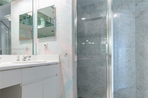 Condo in Sunny Isles Beach, Florida, 2 bedrooms № 2076724 - photo 30