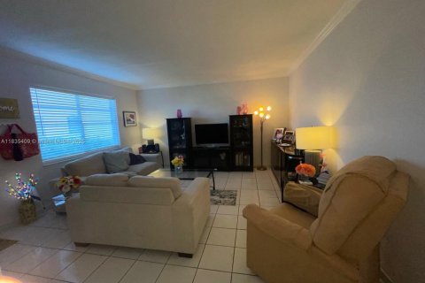 Condo in Miami, Florida, 1 bedroom  № 1819855 - photo 2