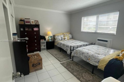 Condo in Miami, Florida, 1 bedroom  № 1819855 - photo 4