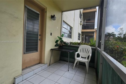 Condo in Miami, Florida, 1 bedroom  № 1819855 - photo 9