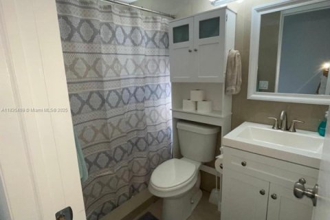 Condo in Miami, Florida, 1 bedroom  № 1819855 - photo 5
