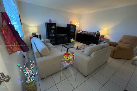 Condo in Miami, Florida, 1 bedroom  № 1819855 - photo 1