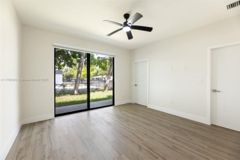 Propiedad comercial en venta en Miami, Florida, 260.13 m2 № 1712153 - foto 11