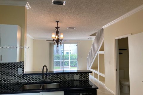 Снять в аренду таунхаус в Уэстон, Флорида 2 спальни, 105.07м2, № 1956398 - фото 4