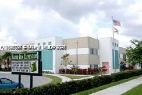 Снять в аренду таунхаус в Уэстон, Флорида 2 спальни, 105.07м2, № 1956398 - фото 24